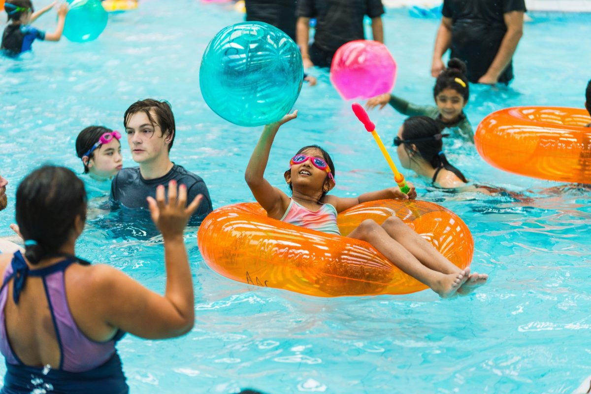 Children in swimming pool 